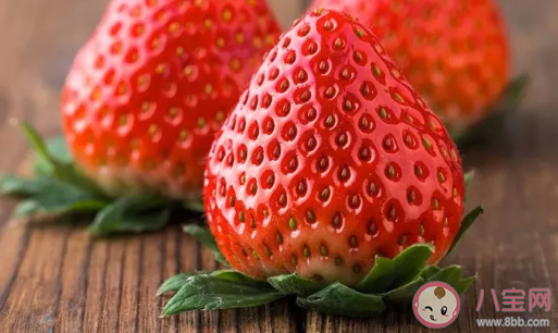 草莓吃起来一股农药味正常吗  怎么区分草莓打药没
