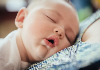 趴睡训练致死是怎么回事 宝宝睡眠训练是什么