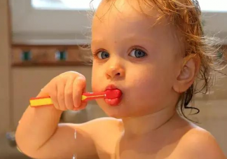 哪些坏习惯会伤害孩子牙齿 如何让孩子有一副健康的牙齿