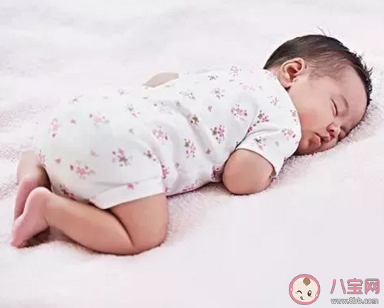 婴儿趴着睡会不会影响腿型  小孩趴着睡要不要翻过来