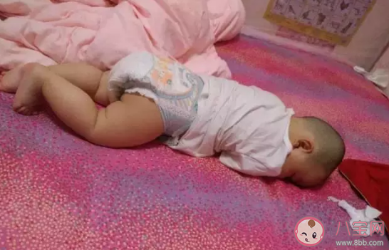 婴儿趴着睡会不会影响腿型  小孩趴着睡要不要翻过来