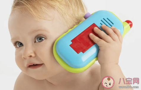 宝宝总喜欢抢手机怎么办 父母应该怎么做