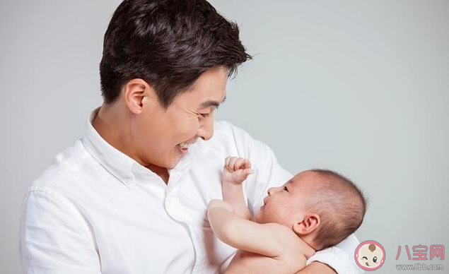 为什么宝宝喜欢竖抱 竖抱会影响宝宝的脊柱发育吗
