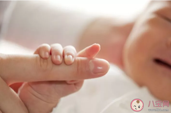 三岁宝宝吸吮手指有什么影响 三岁宝宝吸吮手指怎么办
