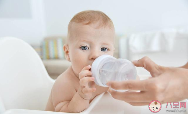 喝配方粉的宝宝需要额外喂水吗 夏季宝宝喝水要注意什么