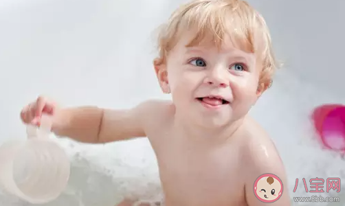 夏天给宝宝洗澡容易踩哪些雷 夏天宝宝洗澡的正确姿势