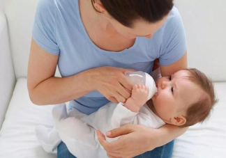 宝宝吃奶粉消化不良有什么症状表现 吃奶粉宝宝消化不良怎么喂好