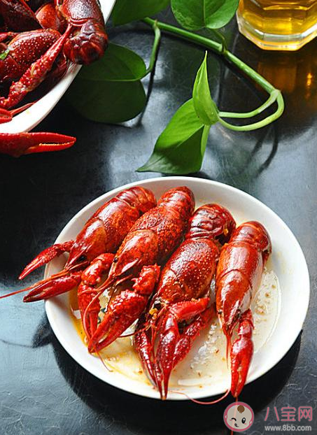 小龙虾配冰啤对肠胃有影响吗 夏天吃小龙虾要注意什么