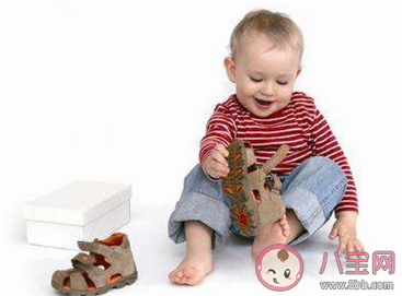1-3岁的宝宝鞋子如何选择 给宝宝选择鞋子要注意些什么