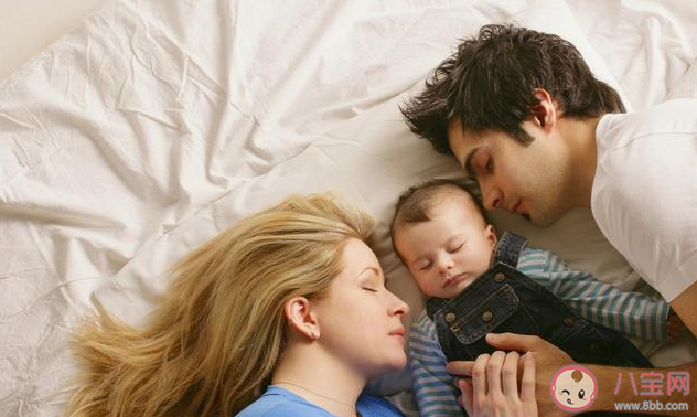 父母和娃同睡好不好 父母和宝宝同床睡的好处和坏处