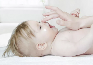 婴儿护肤要分季节吗 宝宝护肤品无味是最安全的吗