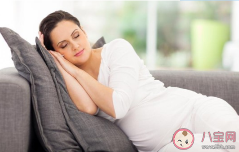 怀孕6个月一摸肚子宝宝就动正常吗 孕6月一摸肚子宝宝就动怎么回事
