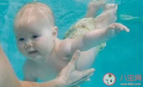 婴儿戴脖圈游泳安全吗 用什么工具游泳好