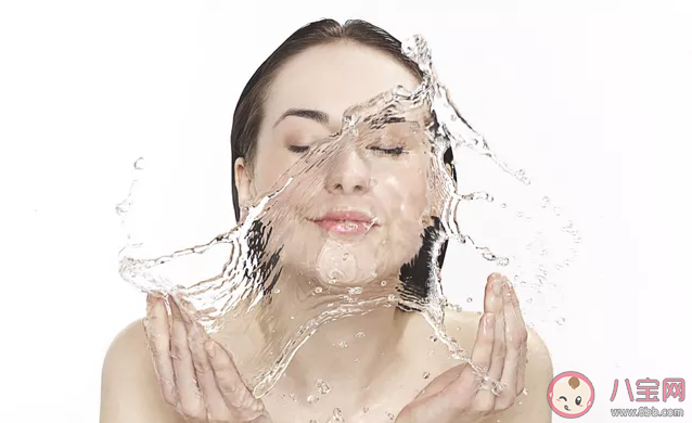 洗脸时冷热水交替可以收缩毛孔是真的吗 洗脸的标准流程是什么