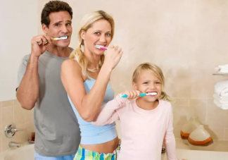 肉卡在牙缝里一会就臭了是什么原因 牙缝臭臭的怎么解