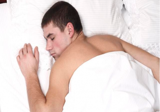 男人裸睡能提高性功能吗 男人裸睡有什么好处