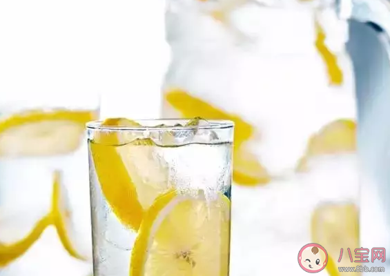 白天喝柠檬水好还是晚上喝柠檬水好 每天喝柠檬水喝多