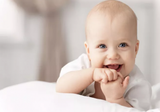 越早笑得宝宝越聪明吗 正确逗宝宝笑的小方法