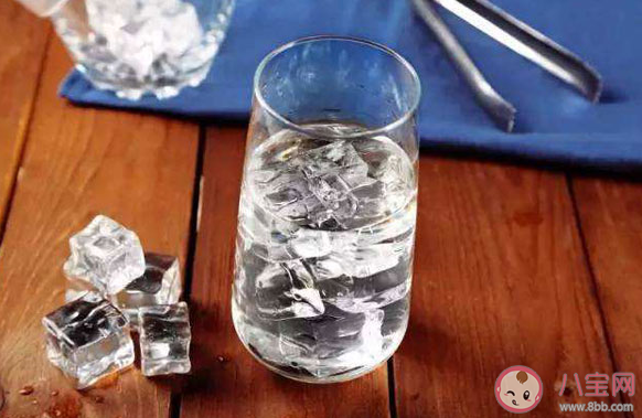 夏天喝冰水对身体的害处有哪些 天喝冰水会加重湿气吗