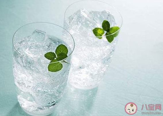 夏天喝冰水|夏天喝冰水对身体的害处有哪些 天喝冰水会加重湿气吗