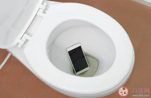 为什么上厕所不要玩手机 上厕所玩手机几大危害