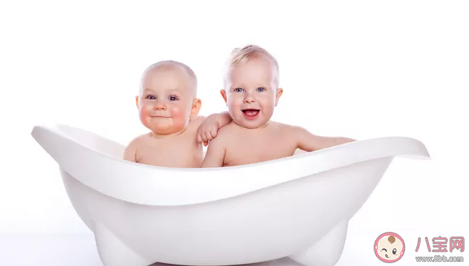 婴儿浴盆多大尺寸合适 怎么给宝宝选浴盆