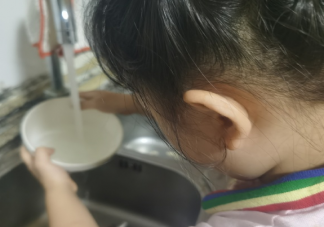 女儿第一次洗碗朋友圈怎么发 表扬女儿洗碗的句子