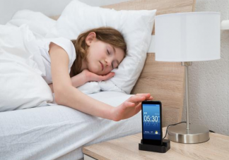 长期把手机放在旁边睡觉容易得癌症吗 把手机放床边睡觉好不好