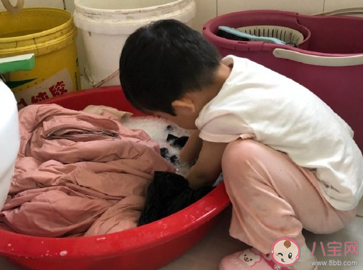 表扬孩子第一次洗衣服感慨句子 关于宝宝第一次洗衣服心情说说。