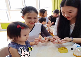 中秋节陪孩子一起做月饼的朋友圈感言 中秋节和孩子一起做月饼感慨句子