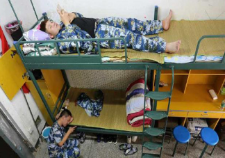 武汉2米高新生一人睡两张床是怎么回事 男生怎么做可以长的高