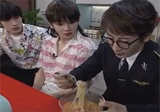 刘谦把碎纸条变成面条吃掉了是怎么回事 他吃的是真的面条吗