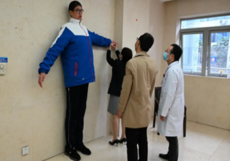 四川14岁男孩高221厘米是真的吗 长的高是受哪些因素影响的