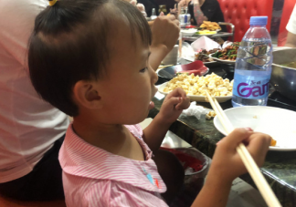 宝宝会用筷子怎么发朋友圈说说 宝宝会用筷子了开心心情句子