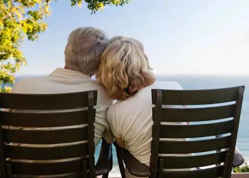 89岁丈夫与妻子离婚钱全给她是怎么回事 黄昏恋要不要领结婚证