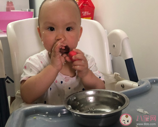 宝宝第一次学吃饭心情语录句子 宝宝第一次自己吃饭的搞笑句子