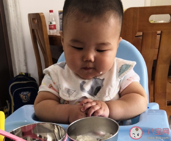 宝宝第一次学吃饭心情语录句子 宝宝第一次自己吃饭的搞笑句子