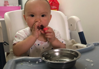 宝宝第一次学吃饭心情有语录句子 宝宝第一次自己吃饭的搞笑句子