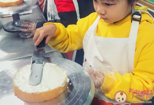 孩子动手做蛋糕晒朋友圈的说说 孩子做蛋糕的开心感受大全