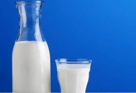 1岁内宝宝可以喝纯牛奶吗 过早喝纯牛奶有哪些风险