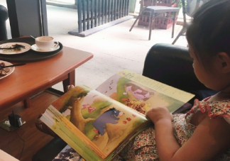 陪女儿看书的发朋友圈说说 女儿看书心情感言句子。
