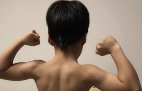 吴京儿子手臂线条是怎样的 孩子从小锻炼的好处