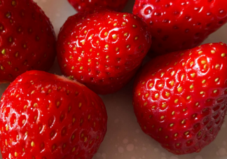 2020关于冬天吃草莓的心情文案说说 吃到草莓的唯美简短句子