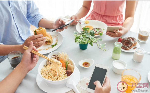 边吃饭边玩手机会胖吗 边吃饭边玩手机对健康有什么影响