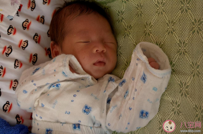 新生儿睡得太久会饿吗 宝宝睡得太久需要叫起来喂奶吗