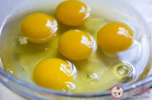 鸡蛋里面的蛋液|鸡蛋里面的蛋液有红色的能吃吗 鸡蛋如何保存时间长