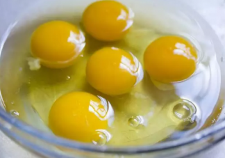 鸡蛋里面的蛋液有红色的能吃吗 鸡蛋如何保存时间长