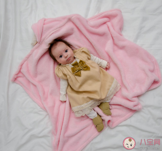一岁内的小婴儿连体衣和分体衣怎么选 准妈妈该如何给新生儿买衣服