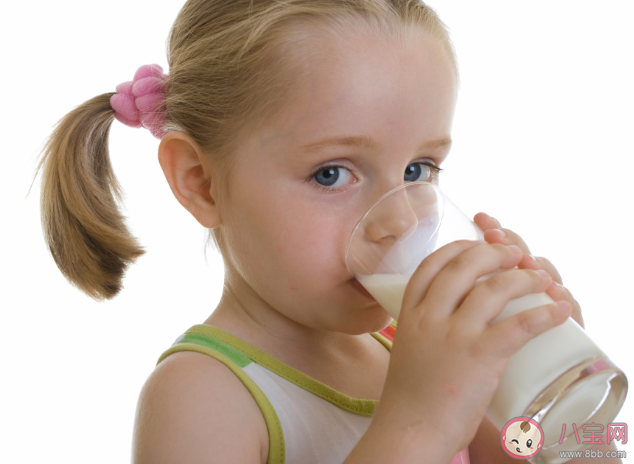 睡前|孩子睡觉前可不可以喝牛奶 睡前喝牛奶会影响长高吗