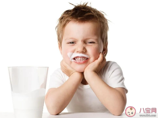 孩子睡觉前可不可以喝牛奶 睡前喝牛奶会影响长高吗